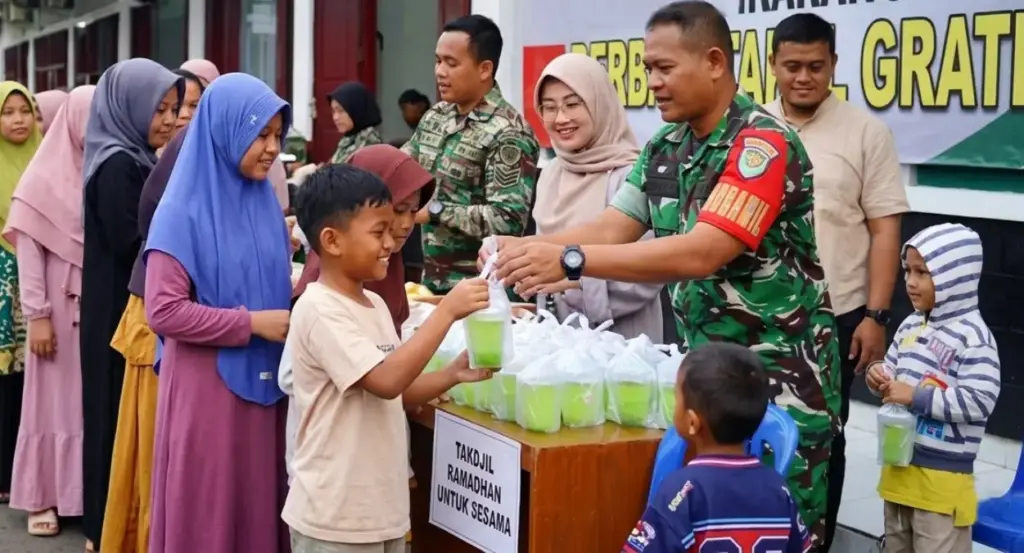 Bantu Warga Jelang Lebaran, Koramil Cilimus Gelar Pangan Murah dan Bagi Takjil