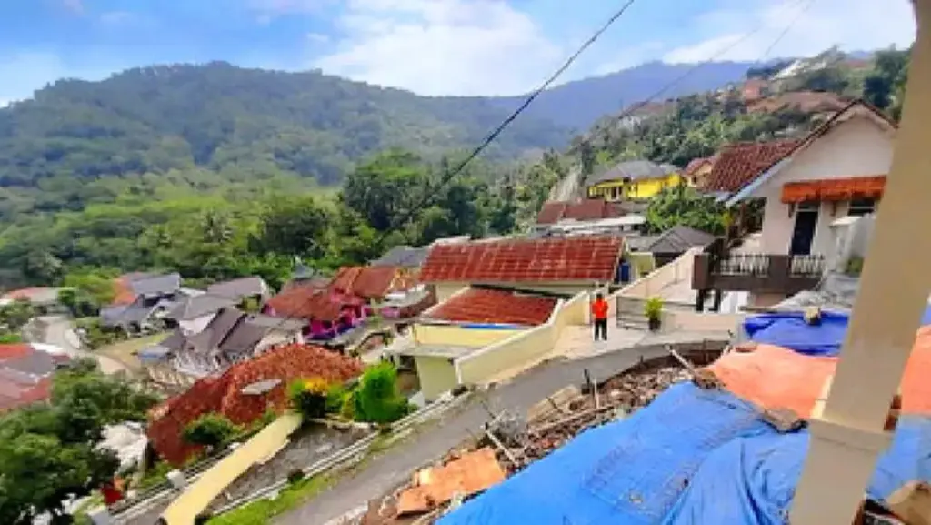 BPBD Kuningan tangani longsor di Kecamatan Ciniru