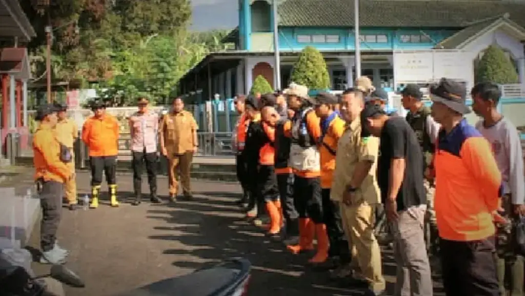 Tim SAR gabungan lakukan pencarian warga Kuningan yang hilang sejak hari minggu lalu.
